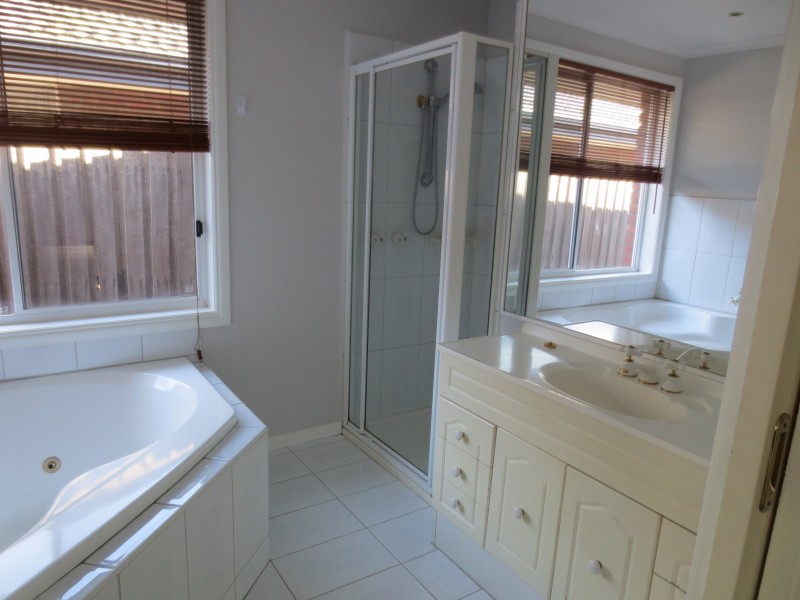 17 Dixon Crt, Altona Meadows VIC 3028