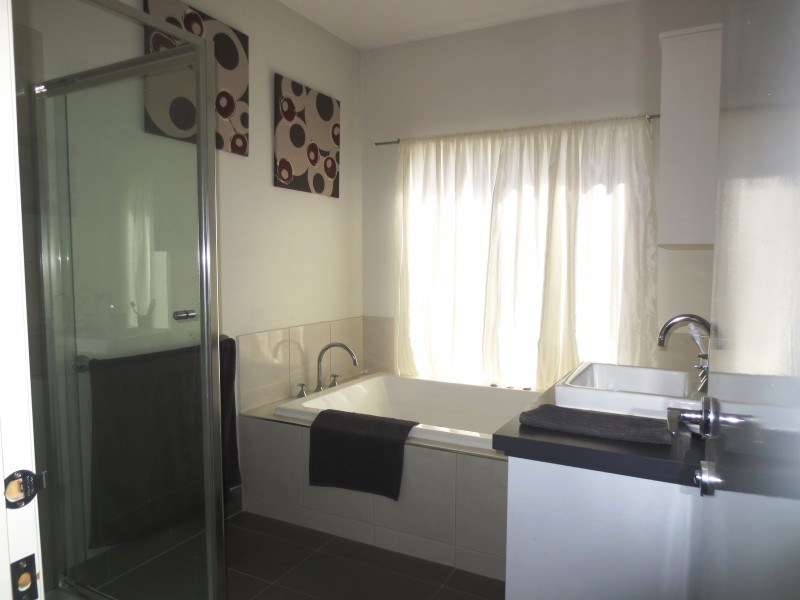 2/21 Spicer Boulevard, Altona Meadows VIC 3028