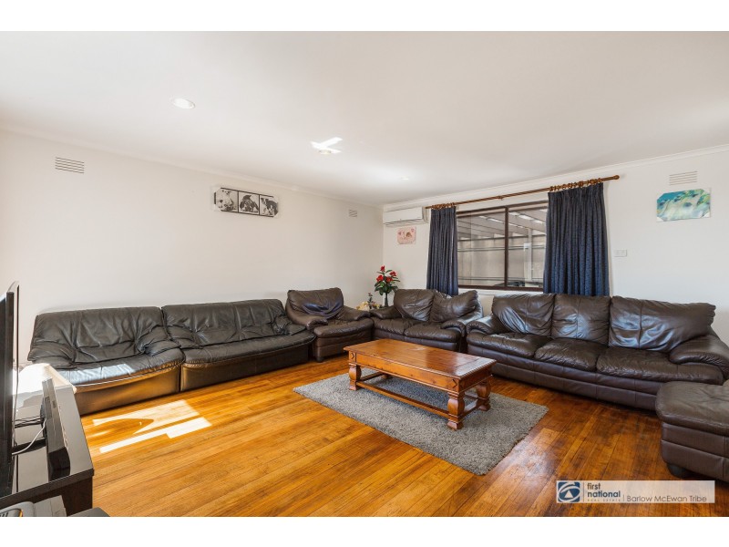 17 Hall Ave, Altona Meadows VIC 3028