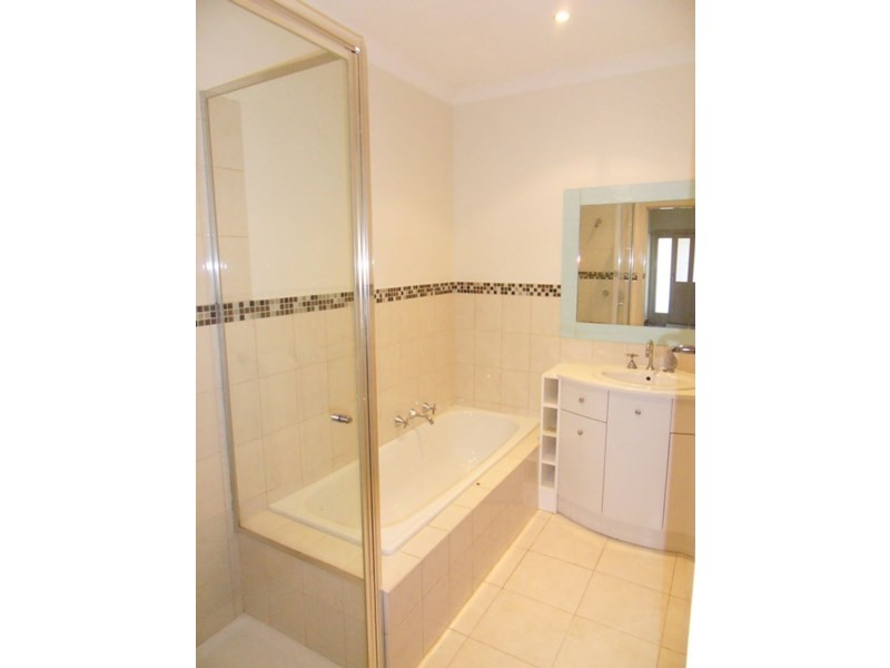 16 Viola Avenue, Brooklyn VIC 3012