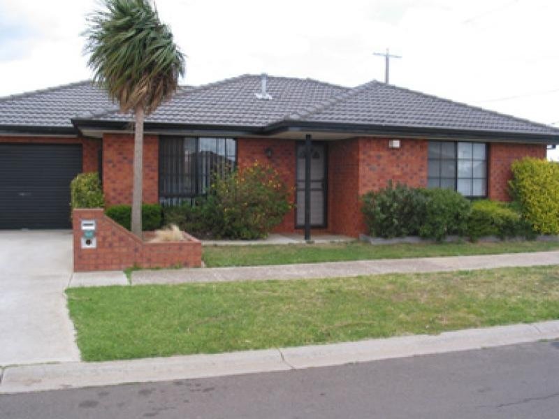2/25 Macneil Drive, Altona Meadows VIC 3028