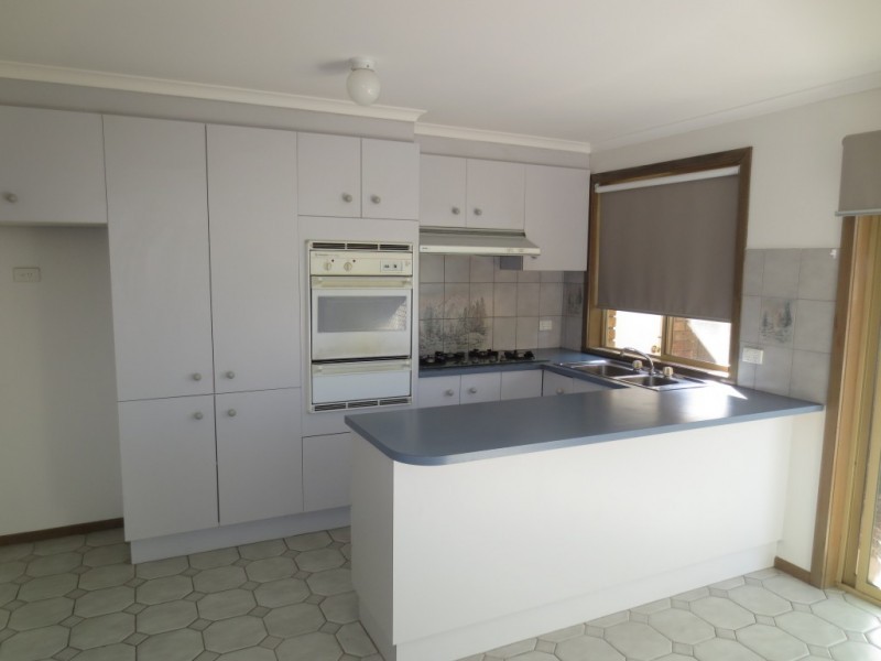 2/35 Taegtow Way, Altona Meadows VIC 3028