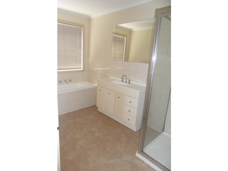 1/50 Waratah Drive, Altona Meadows VIC 3028