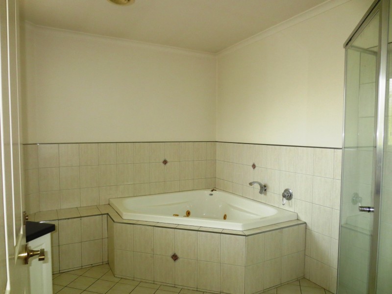 2/242 Queen Street, Altona VIC 3018