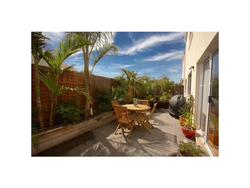 2/14 Rayner Street, Altona VIC 3018