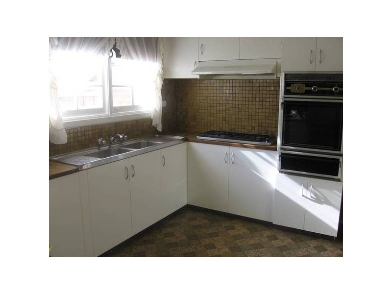 27 Fitzpatrick Drive, Altona Meadows VIC 3028