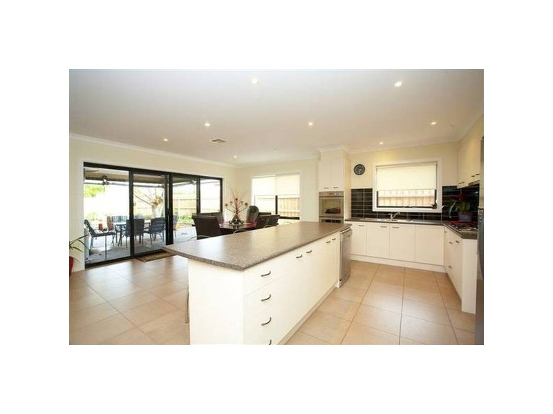 16 Seaview Crescent, Altona VIC 3018