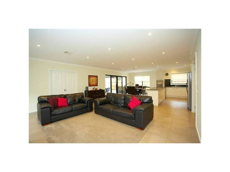 16 Seaview Crescent, Altona VIC 3018