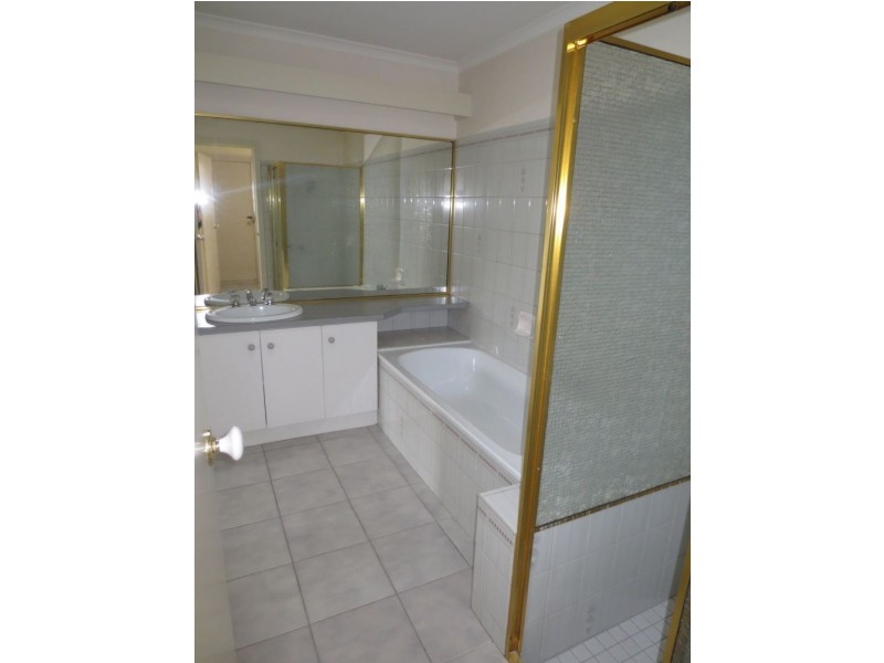 2/24 Newham Way, Altona Meadows VIC 3028