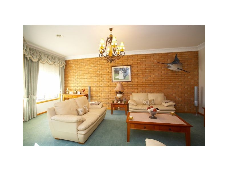 8 Bremner Close, Altona Meadows VIC 3028