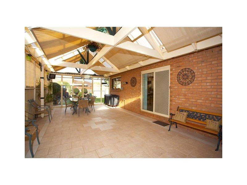 8 Bremner Close, Altona Meadows VIC 3028