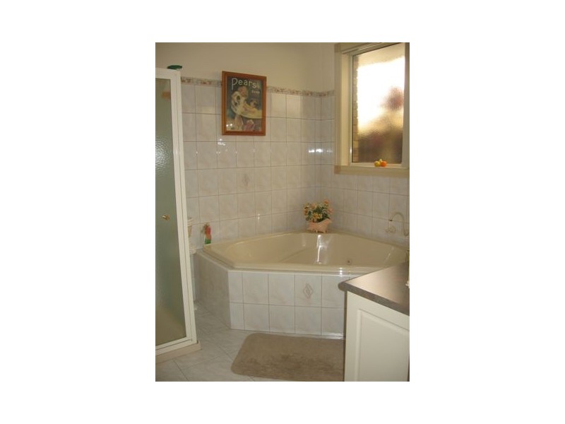6 May Avenue, Altona Meadows VIC 3028