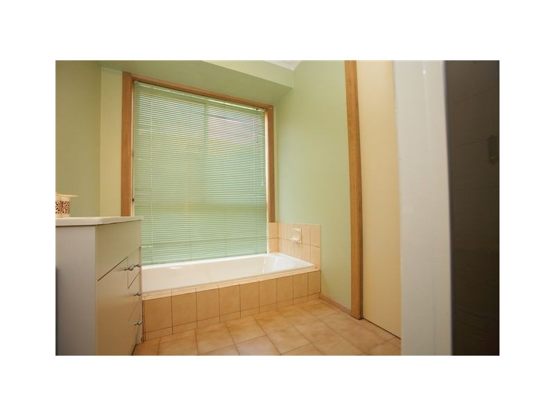 6 Leake Court, Altona Meadows VIC 3028