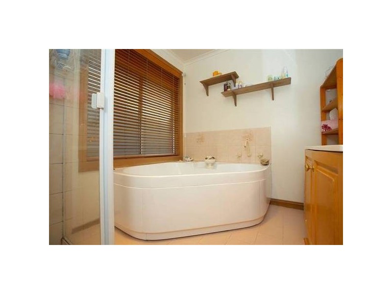 50 Sommers Drive, Altona Meadows VIC 3028