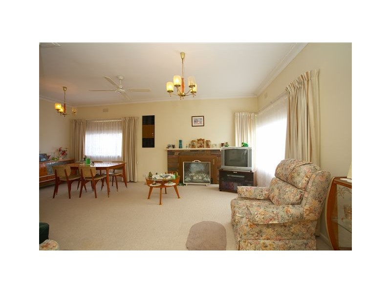 10 Chifley Avenue, Altona VIC 3018