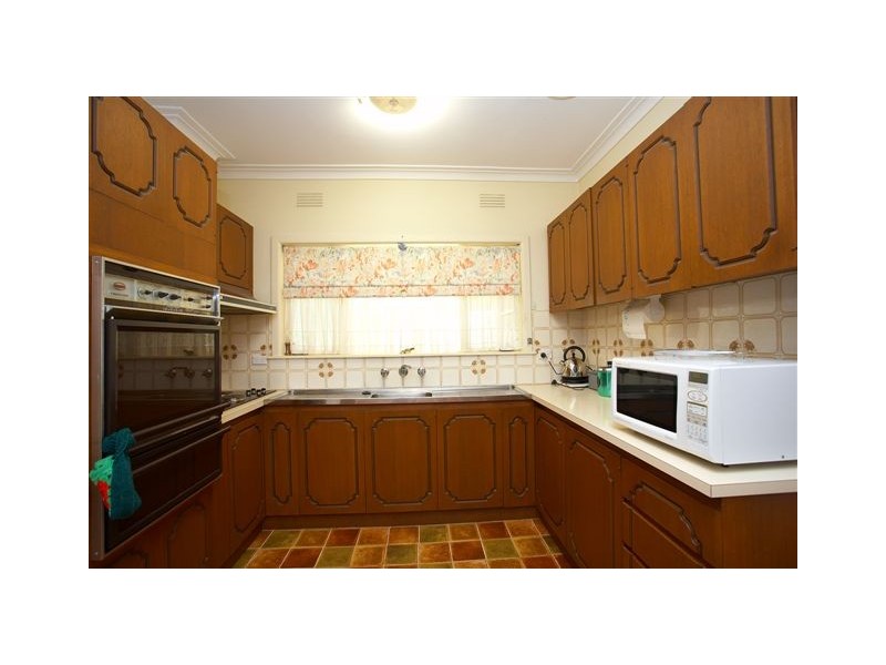 10 Chifley Avenue, Altona VIC 3018