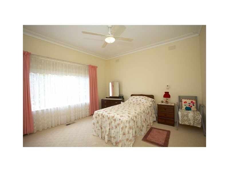 10 Chifley Avenue, Altona VIC 3018