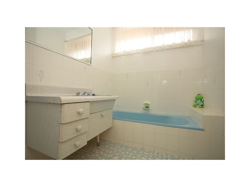 10 Chifley Avenue, Altona VIC 3018