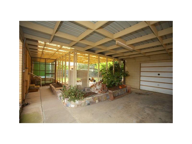 10 Chifley Avenue, Altona VIC 3018