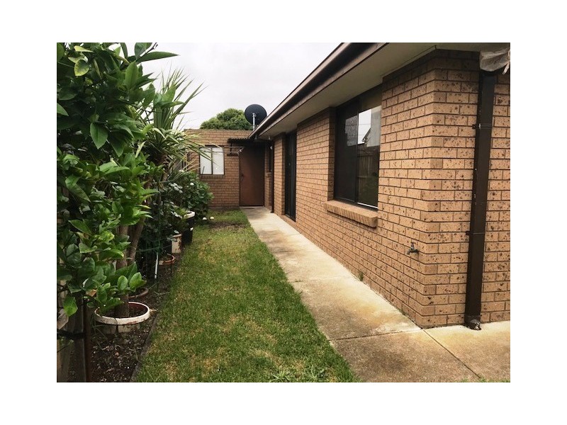 4/4-6 Bracken Grove, Altona VIC 3018