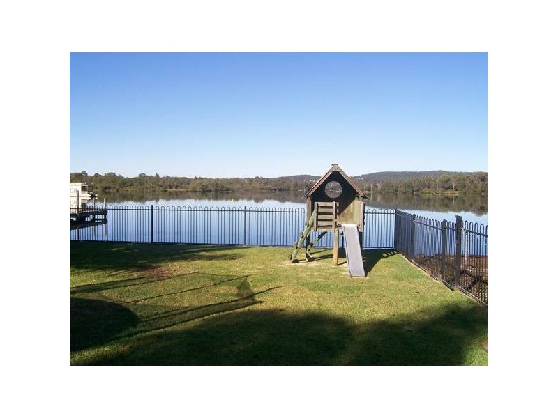 34 Edward Street, Fennell Bay NSW 2283