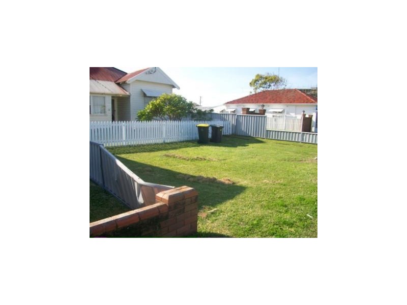 12 Brooks Street, Belmont NSW 2280
