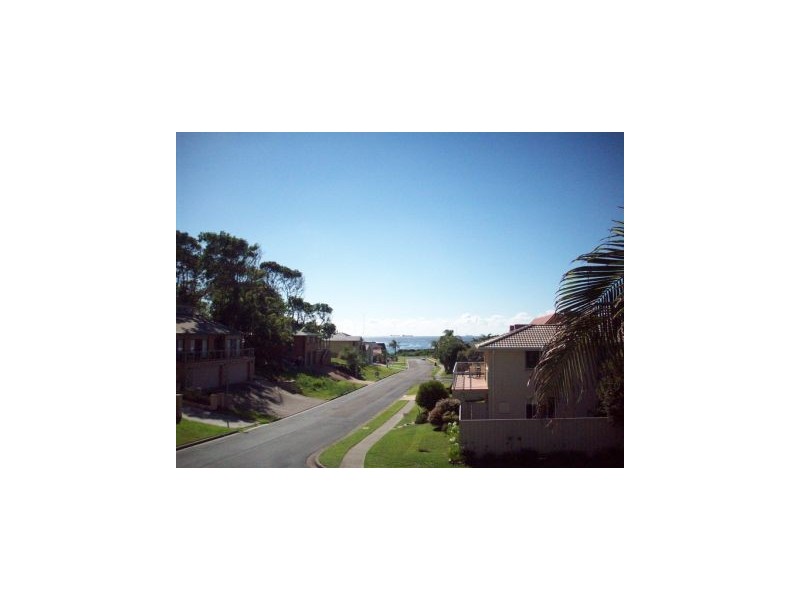 2 Aquamarine Close, Caves Beach NSW 2281