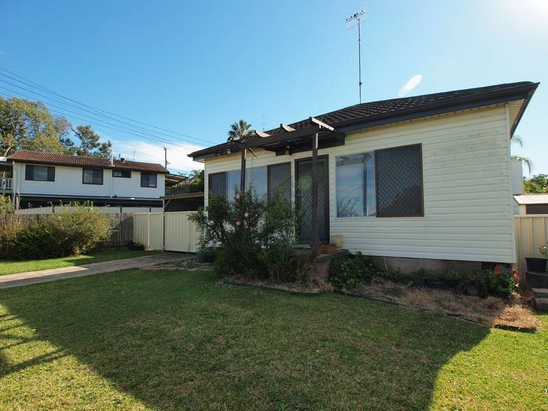 8 Railway Crescent, Belmont North NSW 2280