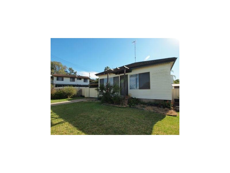 8 Railway Crescent, Belmont North NSW 2280