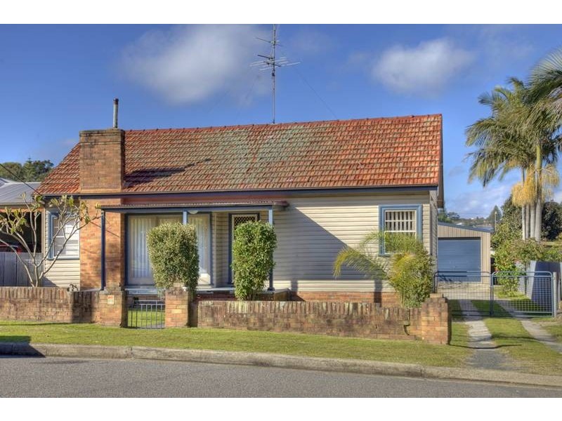 6 Hutchinson Street, Redhead NSW 2290