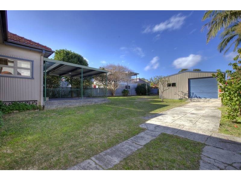 6 Hutchinson Street, Redhead NSW 2290