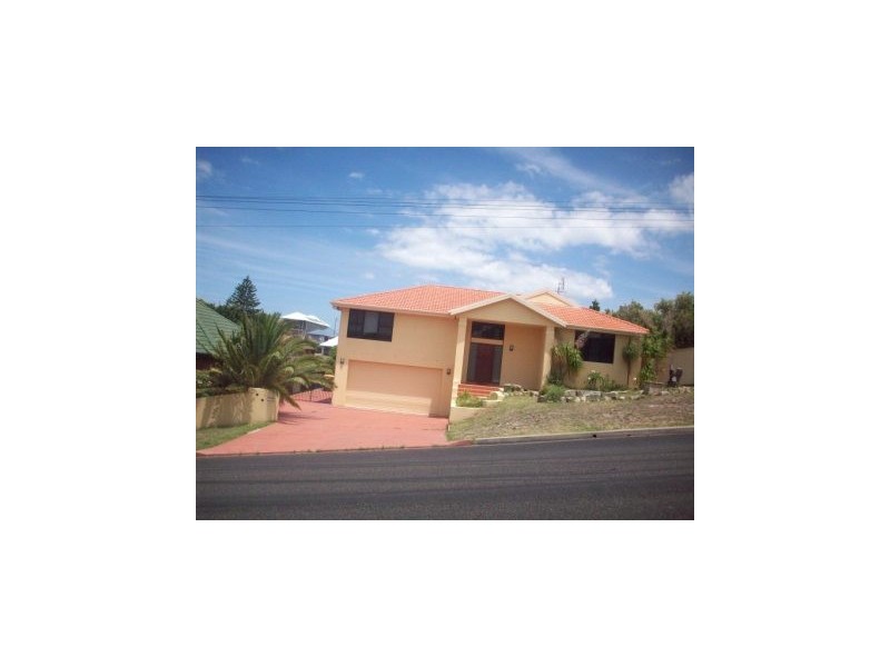 8 Beach Road, Redhead NSW 2290