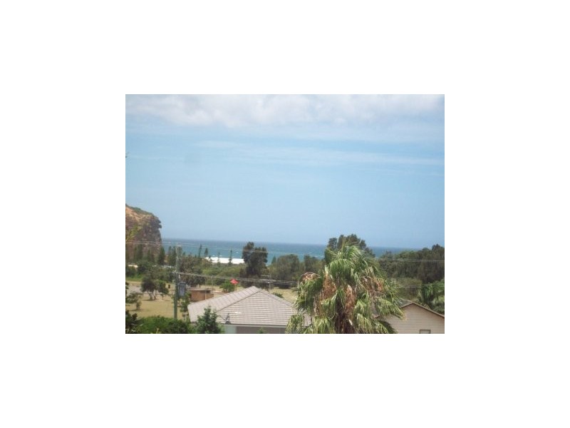 8 Beach Road, Redhead NSW 2290