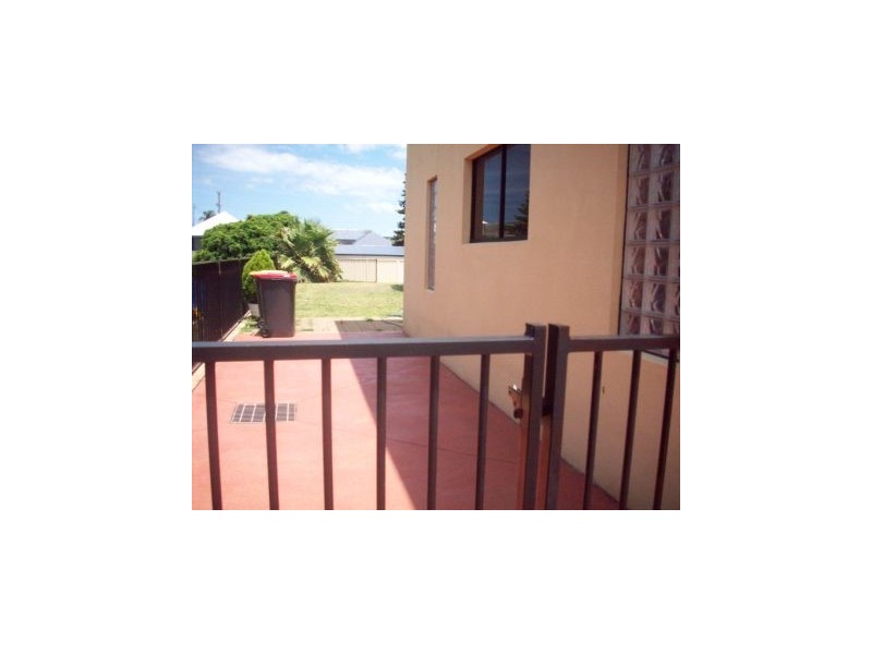 8 Beach Road, Redhead NSW 2290