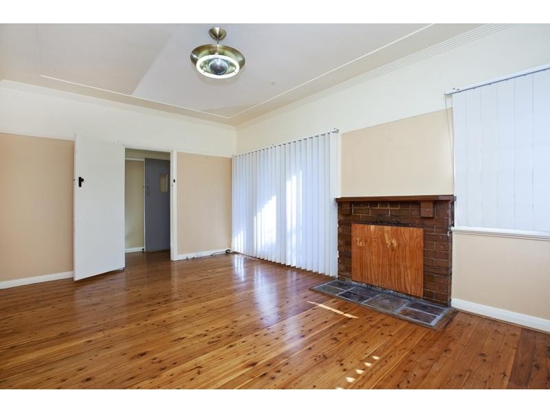 6 Hutchinson Street, Redhead NSW 2290