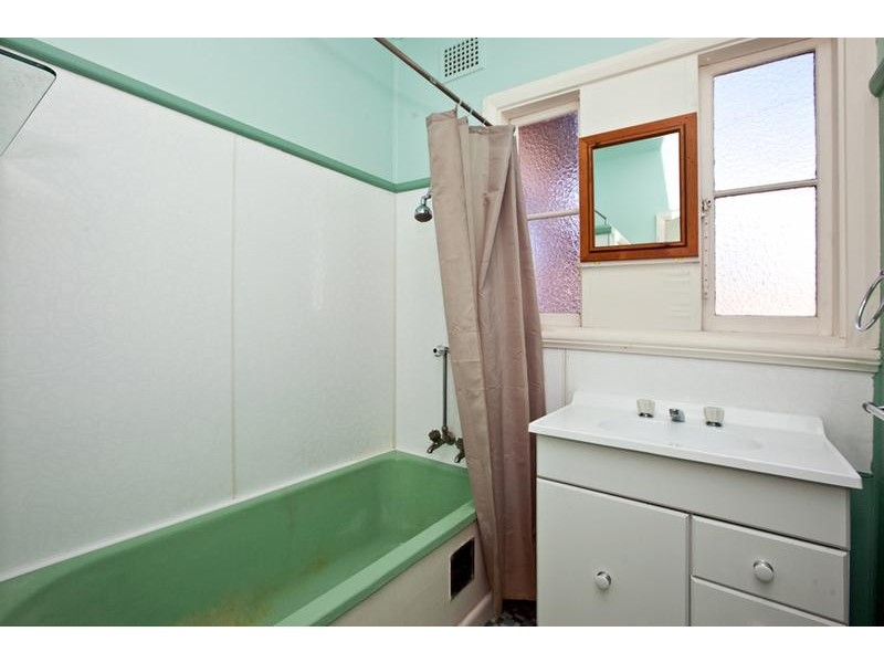 6 Hutchinson Street, Redhead NSW 2290