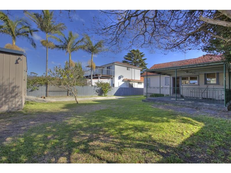 6 Hutchinson Street, Redhead NSW 2290