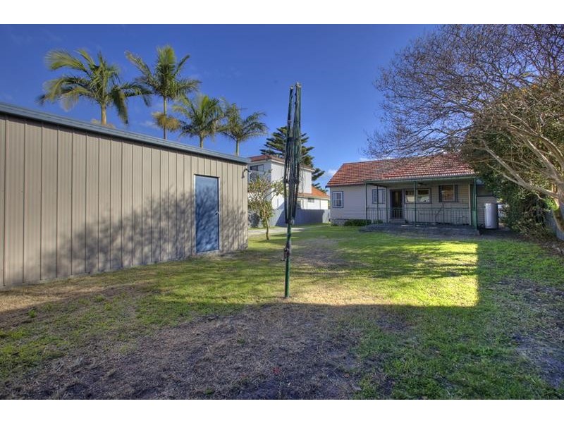 6 Hutchinson Street, Redhead NSW 2290