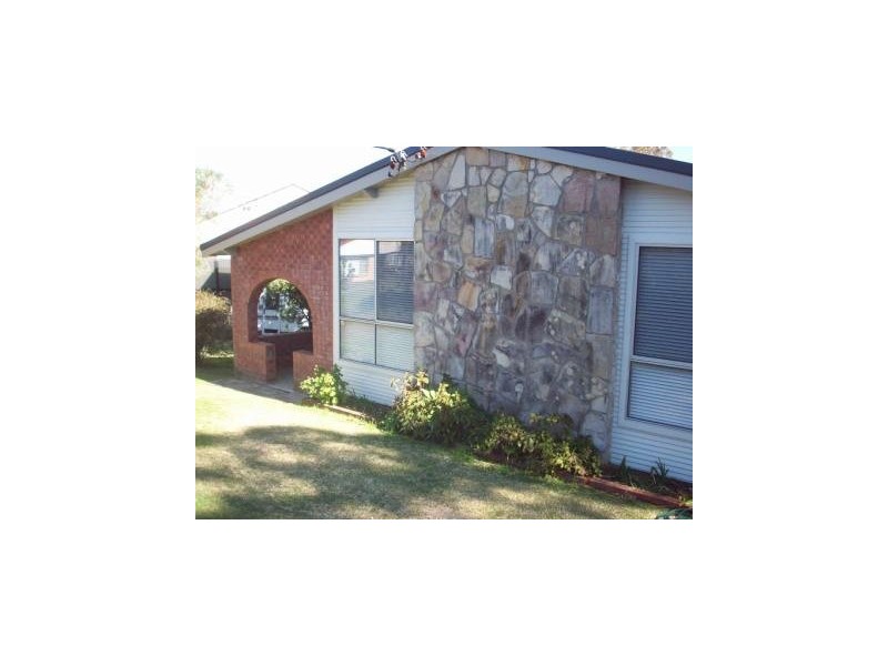 11 Mary Avenue, Belmont NSW 2280