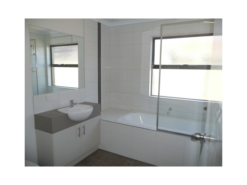 4/25 Deutgam Street, Werribee VIC 3030