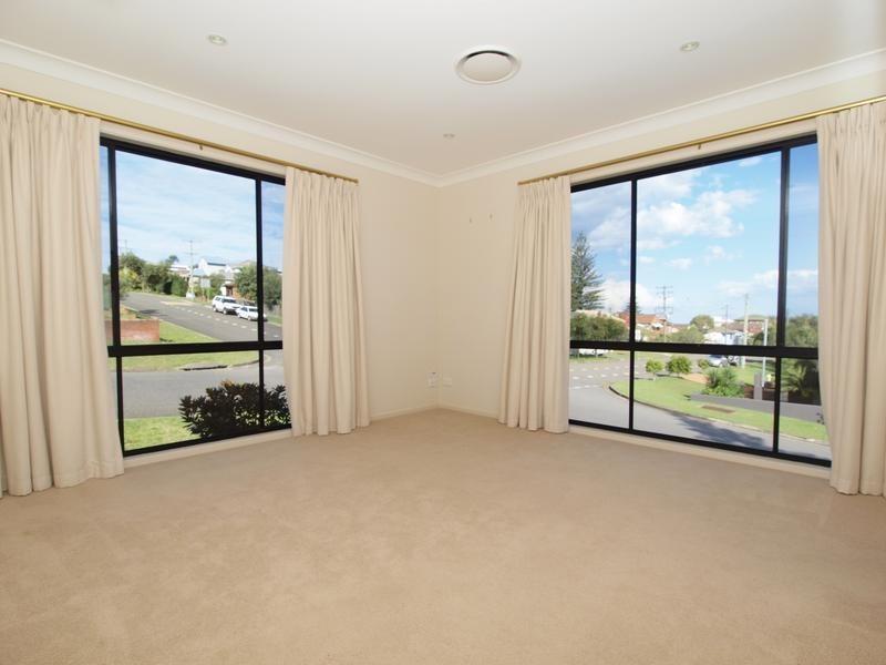 43 Hutchinson Street, Redhead NSW 2290