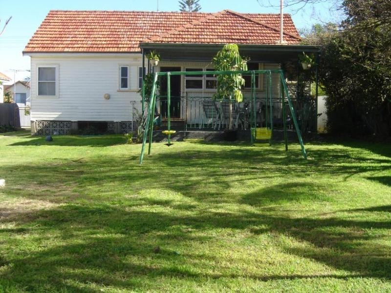 6 Hutchinson STREET, Redhead NSW 2290