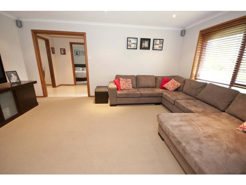 27 Dearman Avenue, Redwood Park SA 5097