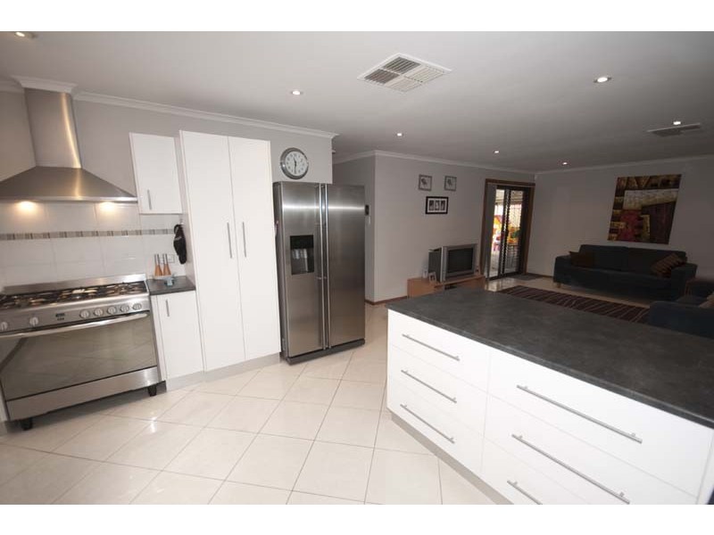 27 Dearman Avenue, Redwood Park SA 5097