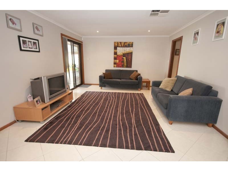 27 Dearman Avenue, Redwood Park SA 5097