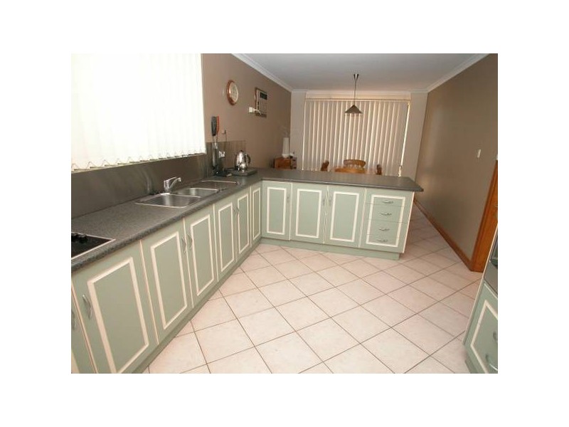 8 Dennis Grove, Vista SA 5091