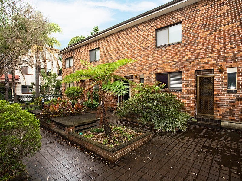 3/44 Hampton Court Road, Carlton NSW 2218