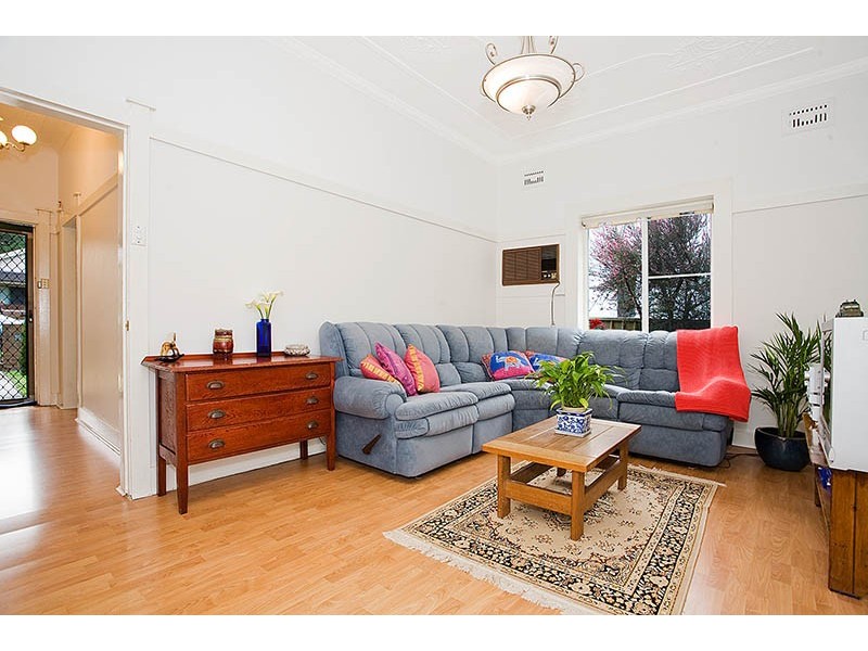 8 Colvin Avenue, Carlton NSW 2218