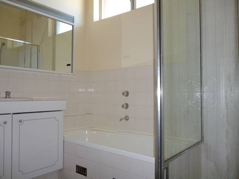 13/10-14 Hampton Court Road, Carlton NSW 2218