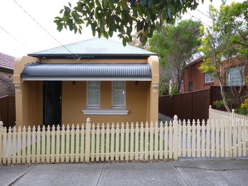 8 Fleet Street, Carlton NSW 2218